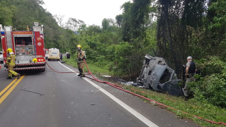 Mulher que morreu carbonizada em acidente tem identidade confirmada