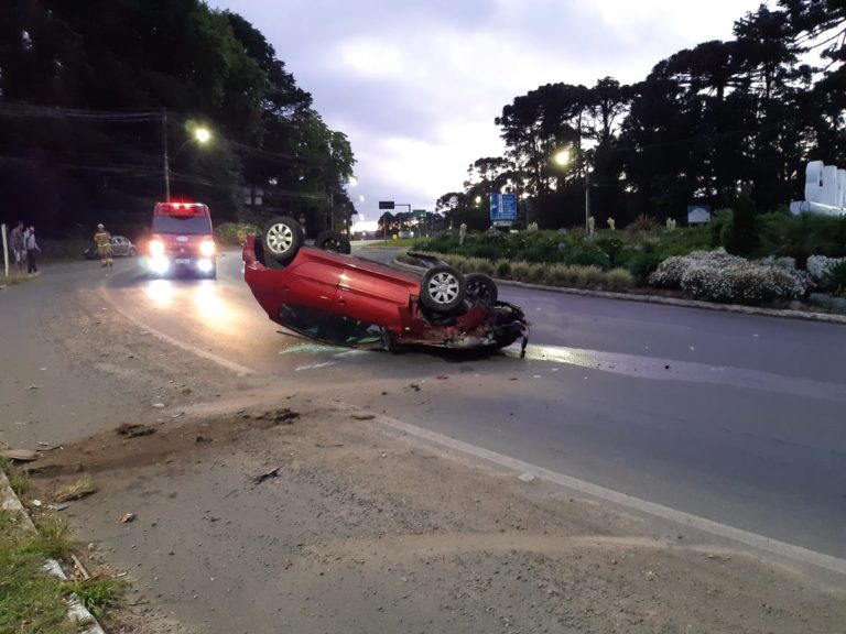 Homem capota o carro após ingressar na ERS-235