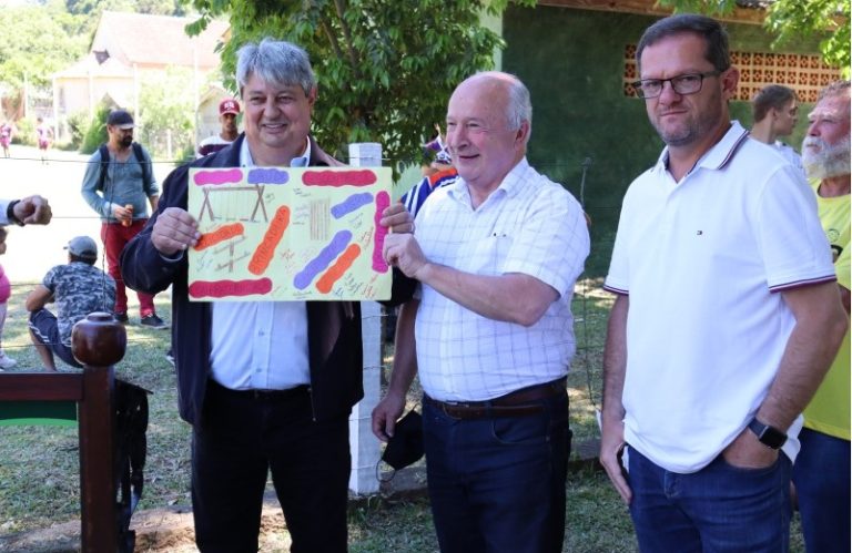Comunidade da Linha Moreira recebe asfalto em clima de festa