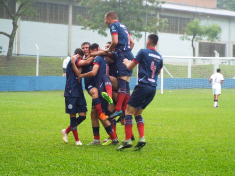 Abraçados com a vitória