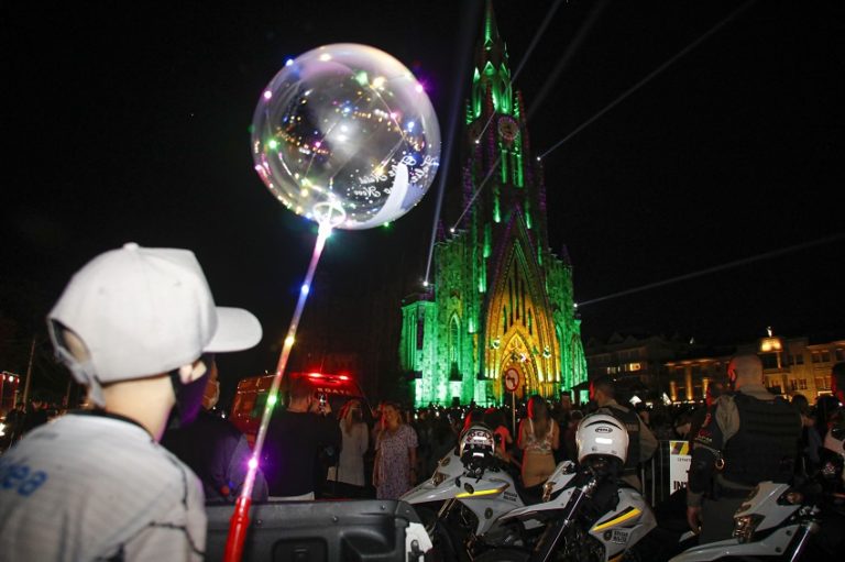 Menino em tratamento contra o câncer assiste a descida do Papai Noel