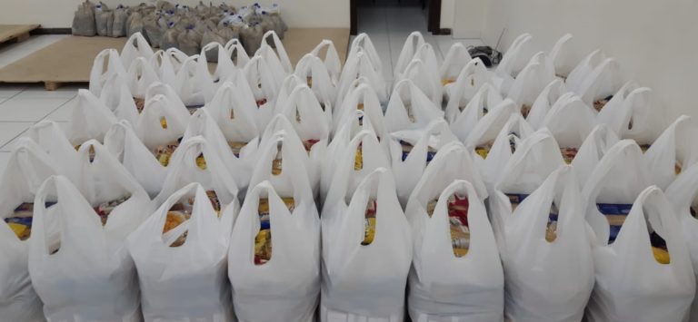 Garis recebem presentes de Natal por iniciativa de servidores