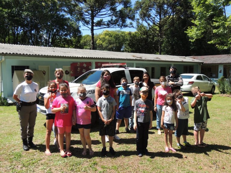 Alunos de escola na Linha Araripe recebem presentes de Natal