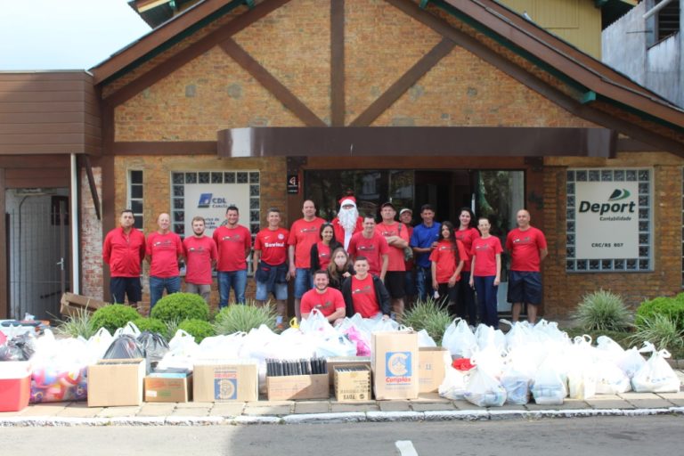 Natal Solidário da Deport leva material escolar e presentes para crianças do Chapadão e Morro Calçado