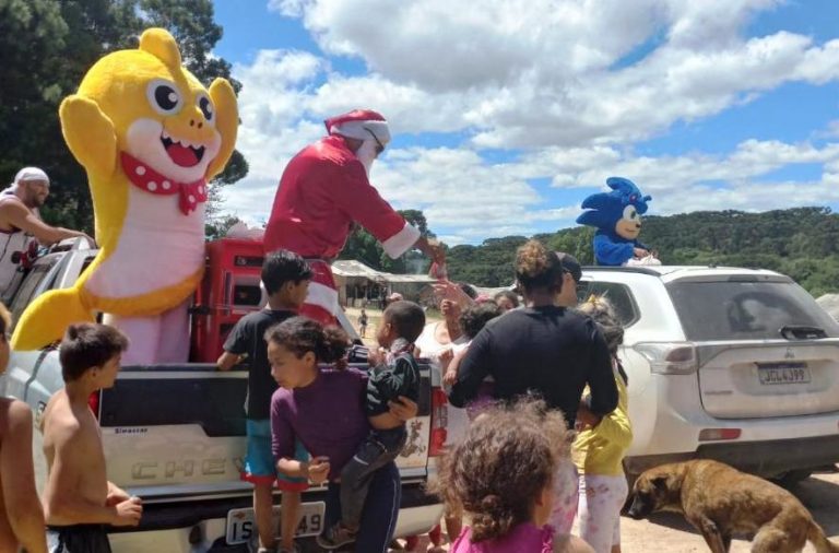 Natal Criança Feliz leva doces e personagens aos bairros