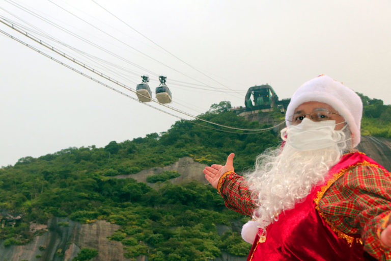 Papai Noel de Canela desce o Pão de Açúcar no Rio de Janeiro