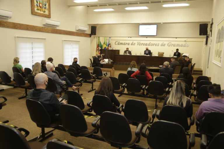 Golf Club, Le Jardin, Bonasoldi e Ferragem Moschen recebem homenagem do Legislativo