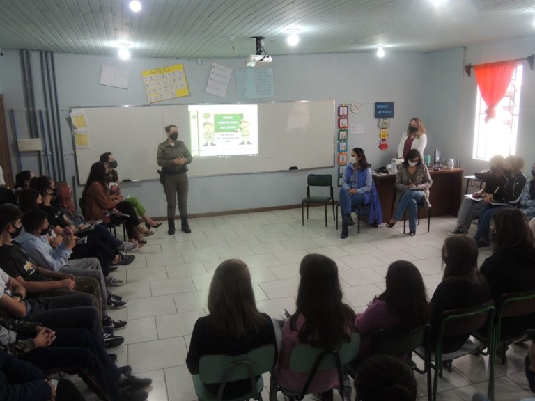 Brigada Militar realiza palestra sobre violência doméstica para alunos gramadenses