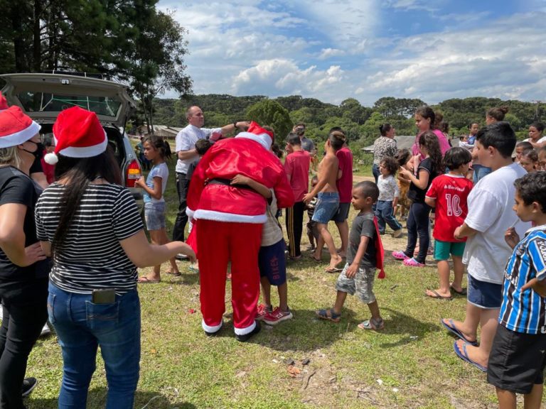 Ação de Natal da Igreja Católica de Canela leva presentes às crianças do Adão Mirotti