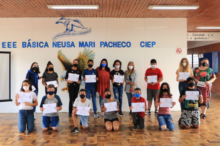 Escola Neusa Mari Pacheco vence concurso cultural Farmácia Vai à Escola