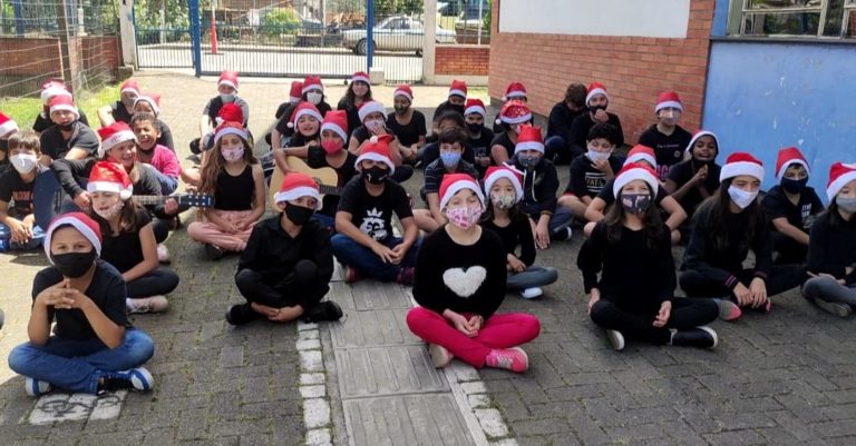Alunos da Severino Travi gravam homenagem de Natal para as famílias