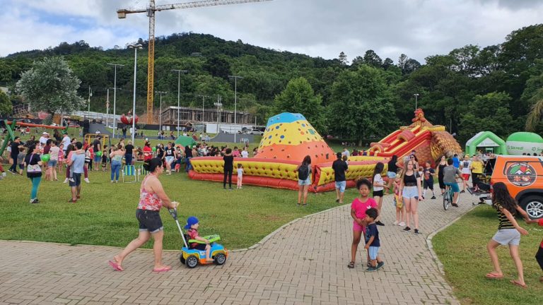 Natal das Crianças da Associação Vale das Montanhas ocorreu na Várzea no sábado, 18