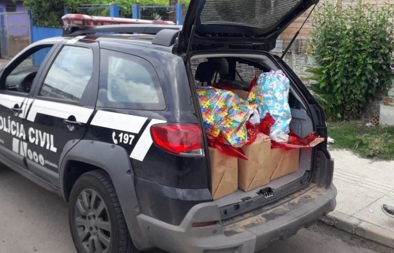 Crianças de Canela recebem presentes de Natal da Polícia Civil