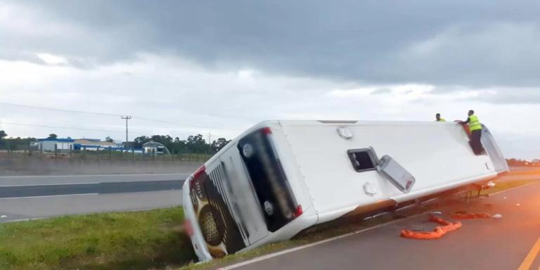 Ônibus com turistas para Gramado tomba na BR-101