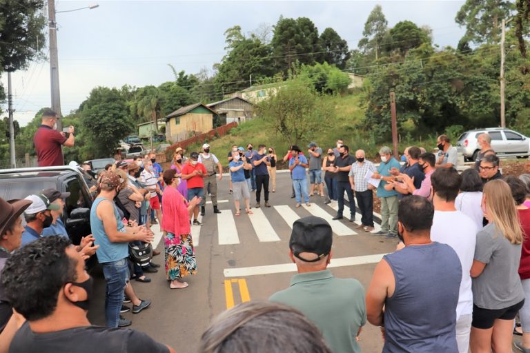 Moradores da localidade recebem primeiras ruas do Vale dos Pinheiros
