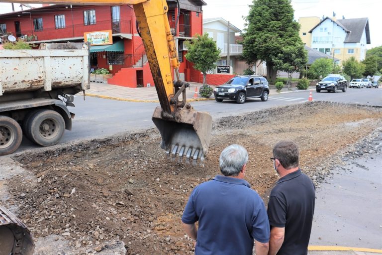 Duas ruas do bairro Floresta recebem recapeamento