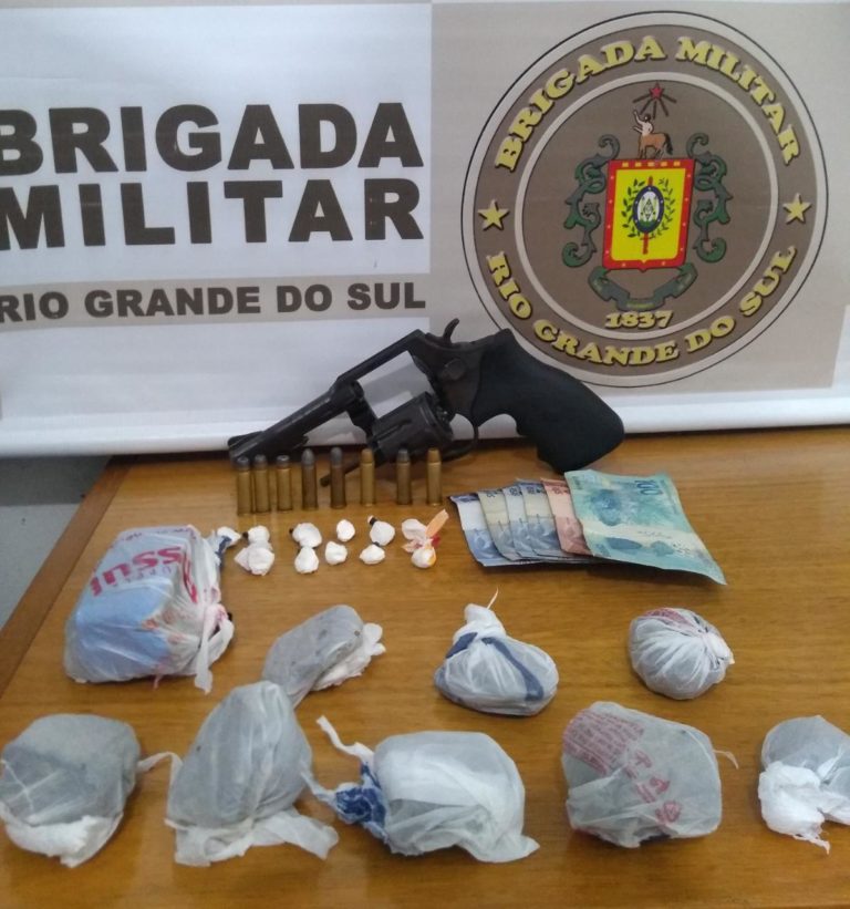Dupla de traficantes é presa com drogas, arma e munições