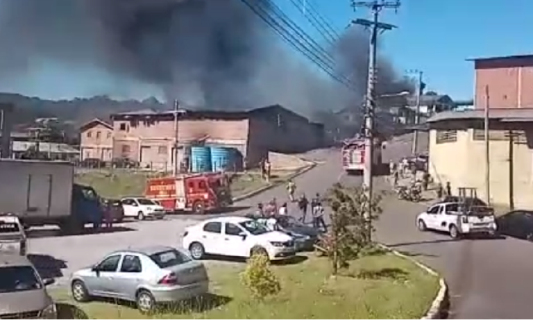 Incêndio em grandes proporções destrói fabrica no Mato Queimado