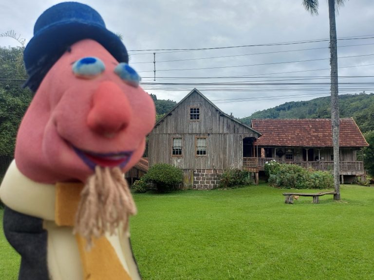 Historiando com Bonecos busca despertar interesse nos alunos sobre a história de Gramado