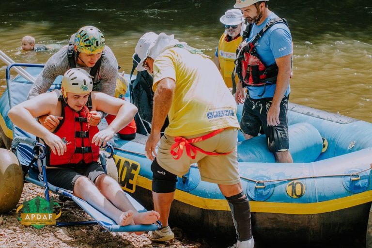 Três Coroas promove a maior descida de rafting do Brasil com pessoas deficientes