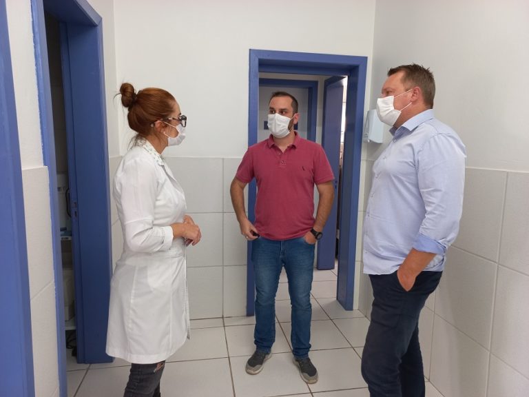 Vereadores Alfredo Schaffer e Felipe Caputo visitam o Posto Central de Saúde de Canela