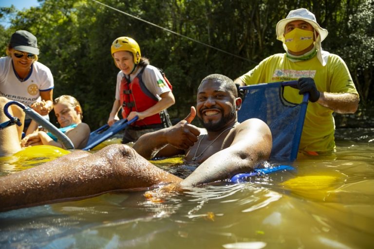 Pessoas deficientes têm um dia de esportes em Três Coroas