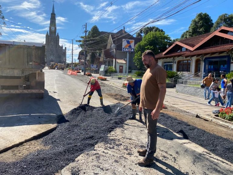 Secretaria de Obras fecha redes de drenagem na Rua Felisberto Soares