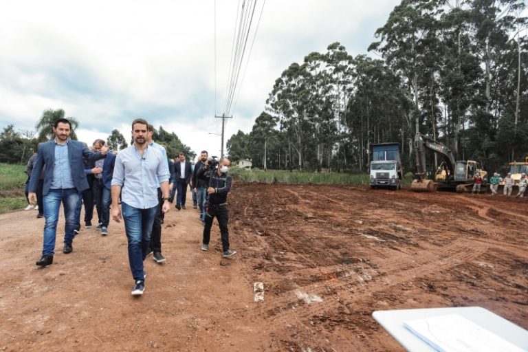 Governador vistoria obras de pavimentação na ERS-373, entre Gramado e Santa Maria do Herval