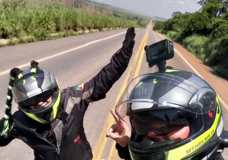 Casal percorre o mundo de moto