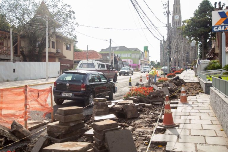 Retomadas obras das calçadas da rua Felisberto Soares