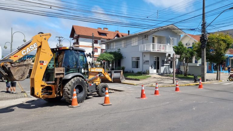 Rua das Fontes no Floresta bloqueada para conserto de cano