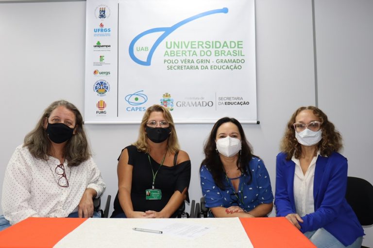 Curso da UAB Gramado faz formatura de gabinete