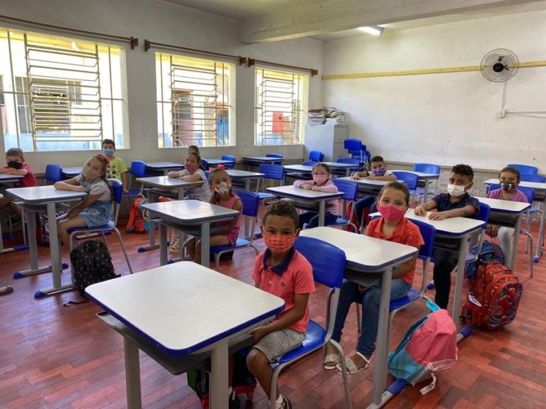 Liminar derruba decreto e obriga uso de máscara para criança no RS