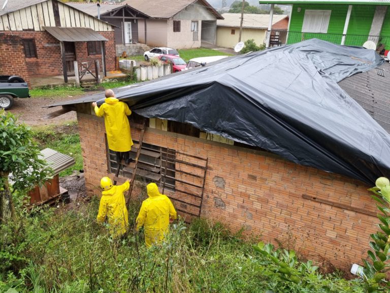 Vento destelha casas na tarde desta quinta-feira