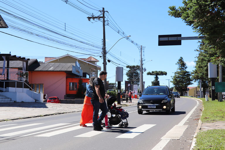 Av. das Hortênsias: qual a solução para evitar engavetamentos nas faixas?