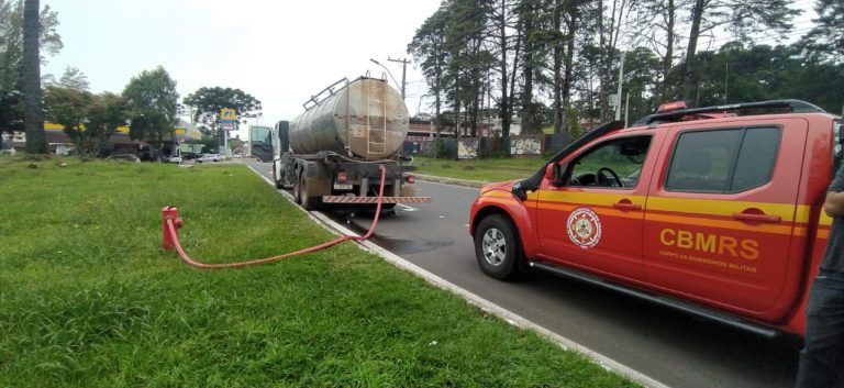 Caminhão é flagrado retirando água ilegal de hidrante￼