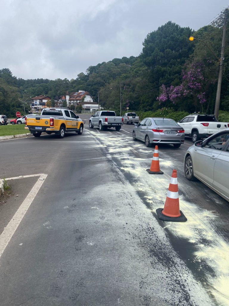 PRE alerta para óleo sobre a pista na Av. das Hortênsias