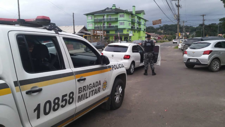 Casal traficava perto de escola no Centro de Canela