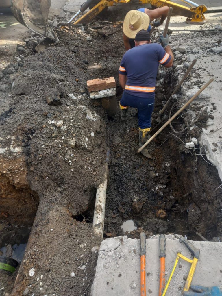 Parte da rua João Pessoa recebe reconstrução da rede pluvial