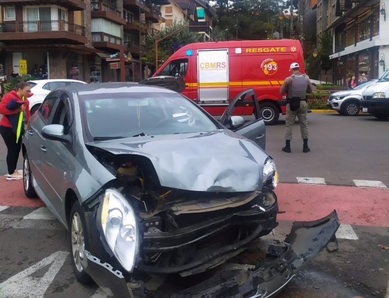 Acidente entre dois carros no Centro
