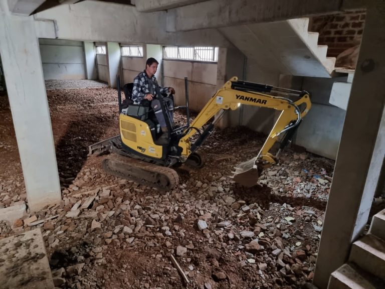 Escola será construída embaixo de arquibancada