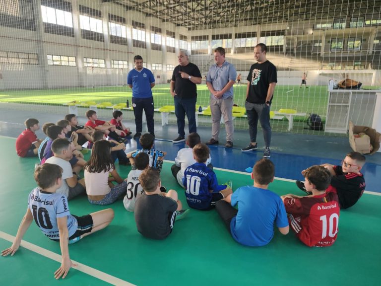 Ex-jogador Branco visita projeto social de futsal na Várzea