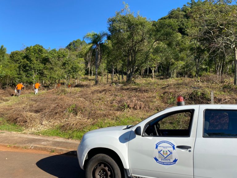 Presos realizam serviços de limpeza