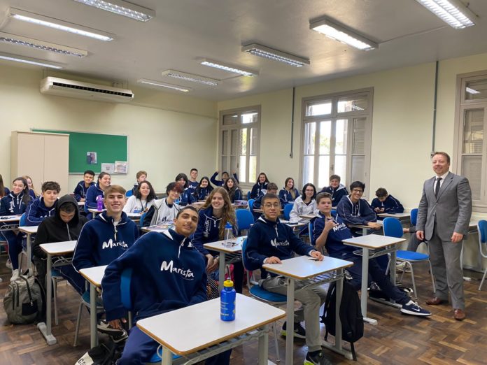 A sessão, que ocorrerá no dia 21 de junho, integra o projeto Judiciário Vai Para a Escola do diretor do Foro do município, o juiz de Direito Vancarlo André Anacleto.