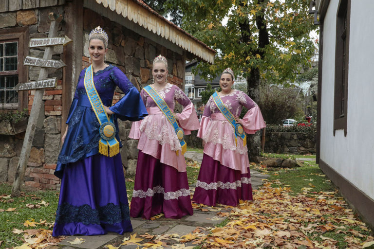 Sete candidatas concorrem ao título de rainha da Festa da Colônia