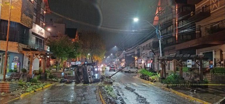 Acidente interdita avenida em Canela