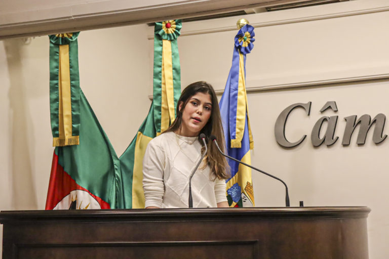 Júlia assume presidência da Mesa Diretora Jovem