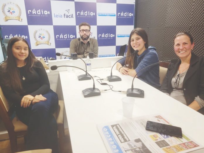 Iasmin Silva de Oliveira e Júlia Gomes Wolker e a diretora da Escola do Legislativo de Gramado, Juliana Sehn