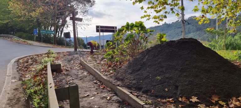 Obras de calçamento entre os bairros Jardim e Três Pinheiros chamam atenção