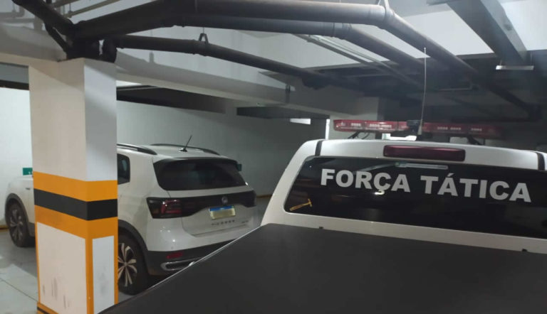 Dois são presos em hotel com carro furtado e drogas